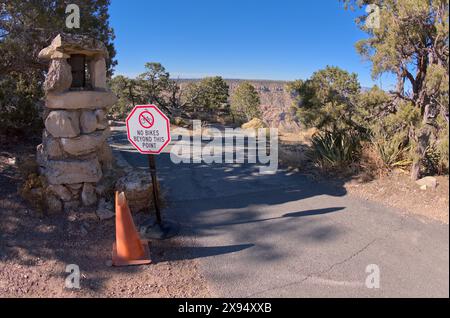 Panneau indiquant que les vélos ne sont pas autorisés au-delà de ce point à Hermits Rest, Grand Canyon, Arizona, États-Unis d'Amérique, Amérique du Nord Banque D'Images