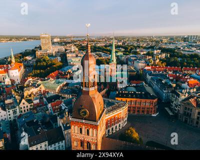 Drone aérien vue au lever du soleil de la cathédrale de Riga dans la vieille ville de Riga (Vecriga), site du patrimoine mondial de l'UNESCO, Riga, Lettonie, Europe Banque D'Images