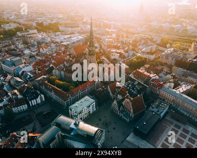 Drone aérien vue au lever du soleil de l'église de Pierre et de la maison des têtes noires, vieille ville de Riga (Vecriga), site du patrimoine mondial de l'UNESCO, Riga, Lettonie Banque D'Images