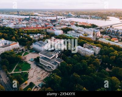 Drone aérien vue du coucher du soleil de Riga vieille ville (Vecriga) Riga, Lettonie, Europe Banque D'Images