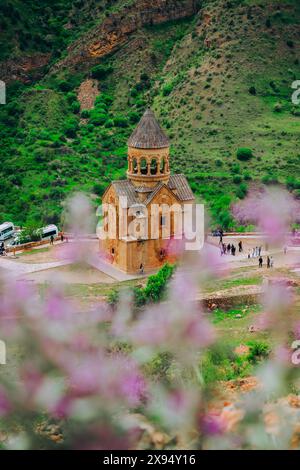 Monastère de Noravank et les montagnes rouges de Vayots Dzor, Arménie (Hayastan), Caucase, Asie centrale, Asie Banque D'Images