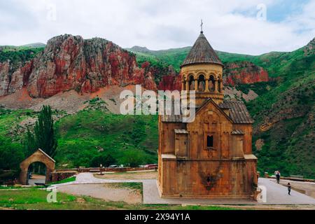 Monastère de Noravank et les montagnes rouges de Vayots Dzor, Arménie (Hayastan), Caucase, Asie centrale, Asie Banque D'Images