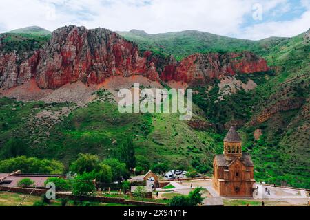 Monastère de Noravank et les montagnes rouges de Vayots Dzor, Arménie (Hayastan), Caucase, Asie centrale, Asie Banque D'Images