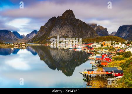 Une longue exposition pour capturer le lever du soleil dans la baie de Reine, lors d'une journée d'automne, Reine, Moskenesoya, îles Lofoten, Nordland, Norvège, Scandinavie, Europe Banque D'Images