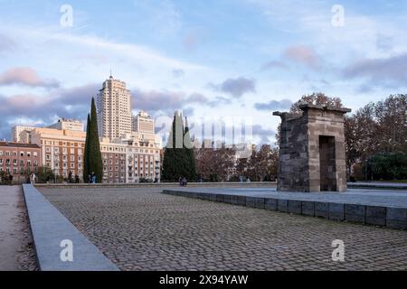 Vue sur l'ancien temple nubien de Debod, reconstruit dans le Parque de la Montana Banque D'Images