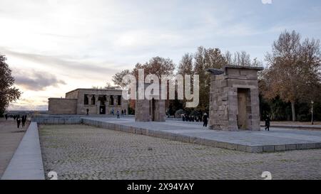 Vue sur l'ancien temple nubien de Debod, reconstruit dans le Parque de la Montana Banque D'Images