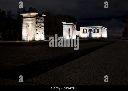 Vue sur l'ancien temple nubien de Debod, reconstruit dans le Parque de la Montana Banque D'Images