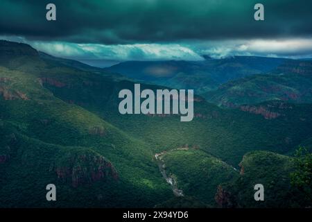 Vue du ciel sombre au-dessus du canyon de Blyde River, Province de Mpumalanga, Afrique du Sud, Afrique Banque D'Images