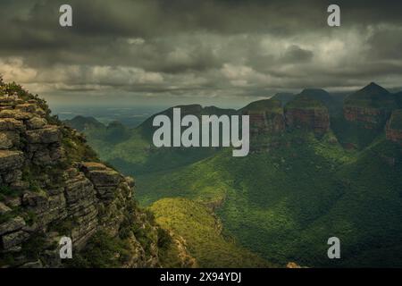 Vue du ciel sombre au-dessus des trois Rondavels dans Blyde River Canyon, Province de Mpumalanga, Afrique du Sud, Afrique Banque D'Images