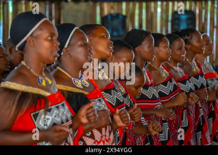 Vue du spectacle musical et de danse swazi, Mantenga Cultural Village, un village traditionnel d'Eswatini, Malkerns, Eswatini, Afrique Banque D'Images