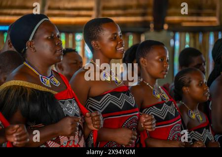 Vue du spectacle musical et de danse swazi, Mantenga Cultural Village, un village traditionnel d'Eswatini, Malkerns, Eswatini, Afrique Banque D'Images
