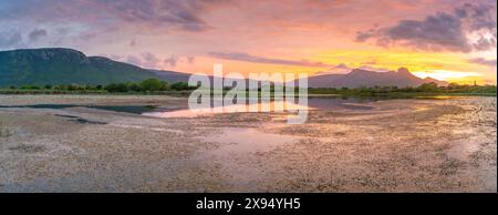 Vue du lac Jet et de la montagne Ubombo depuis Ghost Mountain Inn au lever du soleil, Mkuze, province du KwaZulu-Natal, Afrique du Sud, Afrique Banque D'Images