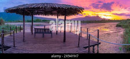 Vue du lac Jet et de la montagne Ubombo depuis Ghost Mountain Inn au lever du soleil, Mkuze, province du KwaZulu-Natal, Afrique du Sud, Afrique Banque D'Images