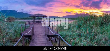 Vue du lac Jet et de la montagne Ubombo depuis Ghost Mountain Inn au lever du soleil, Mkuze, province du KwaZulu-Natal, Afrique du Sud, Afrique Banque D'Images