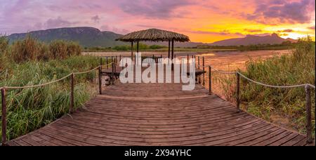 Vue du lac Jet et de la montagne Ubombo depuis Ghost Mountain Inn au lever du soleil, Mkuze, province du KwaZulu-Natal, Afrique du Sud, Afrique Banque D'Images