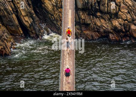 Vue des gens traversant le pont suspendu à Storms River, parc national de Tsitsikamma, parc national de Garden route, Afrique du Sud, Afrique Banque D'Images