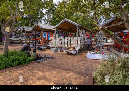 Vue des stands de souvenirs et d'artisanat sur la rue George Street, Knysna Central, Knysna, Western Cape Province, Afrique du Sud, Afrique Banque D'Images