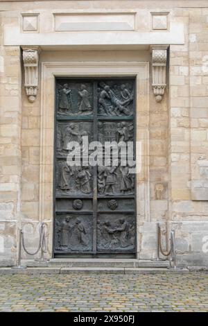 Paris, France, 20 avril 2024:- Une vue des portes de la paroisse Saint-Pierre de Montmartre Banque D'Images