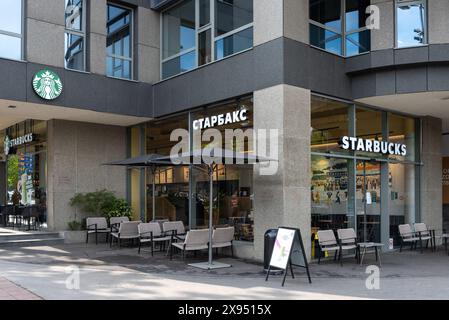 Café Starbucks à Belgrade, avec une écriture en cyrillique sur la fenêtre. Avril 2024 Banque D'Images