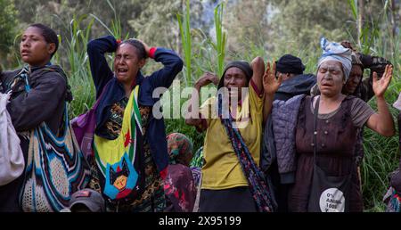 (240529) -- ENGA, 29 mai 2024 (Xinhua) -- des habitants se plaignent sur le site d'un glissement de terrain dans le village de Yambali, province d'Enga, Papouasie-Nouvelle-Guinée, 27 mai 2024. Il est "hautement improbable" de trouver d'autres survivants du glissement de terrain massif dans la province reculée d'Enga en Papouasie-Nouvelle-Guinée (PNG), a déclaré mardi un responsable de l'ONU. « À ce stade, plus de quatre jours après la catastrophe, qui a eu lieu vendredi à 3 heures du matin, heure locale, il est très peu probable de trouver d'autres survivants », a déclaré Mate Bagossy, spécialiste des affaires humanitaires et conseiller humanitaire du Programme des Nations Unies pour le développement (PNUD) en PNG, à Xinh Banque D'Images