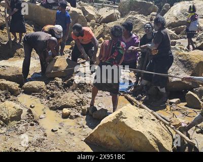 (240529) -- ENGA, 29 mai 2024 (Xinhua) -- des gens locaux recherchent le site d'un glissement de terrain dans le village de Mulitaka, province d'Enga, Papouasie-Nouvelle-Guinée, 29 mai 2024. Il est "hautement improbable" de trouver d'autres survivants du glissement de terrain massif dans la province reculée d'Enga en Papouasie-Nouvelle-Guinée (PNG), a déclaré mardi un responsable de l'ONU. « À ce stade, plus de quatre jours après la catastrophe, qui a eu lieu vendredi à 3 heures du matin, heure locale, il est très peu probable de trouver d'autres survivants », a déclaré Mate Bagossy, spécialiste des affaires humanitaires et conseiller humanitaire du Programme des Nations Unies pour le développement (PNUD) en PNG Banque D'Images