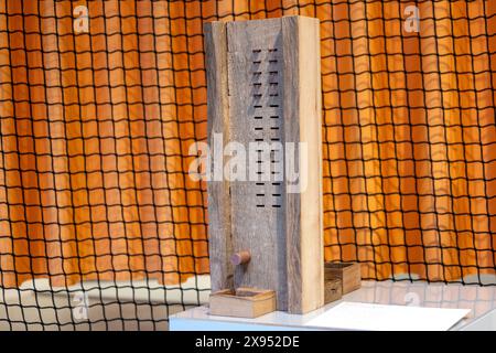 Bonn, Allemagne. 29 mai 2024. L'exposition Bundeskunsthalle 'pour tous! Repenser la démocratie », un clérotérion reconstruit (grec ancien pour « Lot ») peut être vu, une ancienne machine de loterie de la Grèce classique qui a été utilisé pour attribuer presque tous les postes politiques à Athènes. L’exposition aura lieu du 30 mai au 13 octobre 2024 pour marquer les 75 ans de la Loi fondamentale et de la fondation de la République fédérale d’Allemagne. Crédit : Thomas Banneyer/dpa/Alamy Live News Banque D'Images