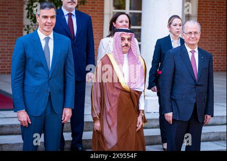 Politique espagnole 2024 : Pedro Sanchez reçoit les ministres arabes à Moncloa le premier ministre palestinien Mohamed Mustafa R et le prince Faisal bin Farhan Al Saud, ministre des Affaires étrangères de l'Arabie Saoudite C a vu lors de la réunion avec un groupe de ministres des pays arabes avec le premier ministre espagnol Pedro Sanchez l au siège officiel du gouvernement espagnol au Palacio de la Moncloa à Madrid les thèmes de la réunion organisée par le premier ministre espagnol, à côté du conflit actuel à Gaza, sera la reconnaissance de l'Etat d'Israël par une partie des pays qui encore d Banque D'Images