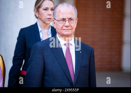 Politique espagnole 2024: Pedro Sanchez reçoit les ministres arabes à Moncloa le premier ministre palestinien Mohamed Mustafa a vu lors de la rencontre avec un groupe de ministres des pays arabes avec le premier ministre espagnol Pedro Sanchez au siège officiel du gouvernement espagnol au Palacio de la Moncloa à Madrid les thèmes de la réunion organisée par le premier ministre espagnol, parallèlement au conflit actuel à Gaza, sera la reconnaissance de l'Etat d'Israël par une partie des pays qui ne l'ont pas encore comme une action nécessaire pour apporter la paix au moyen-Orient Madrid Palacio de Banque D'Images