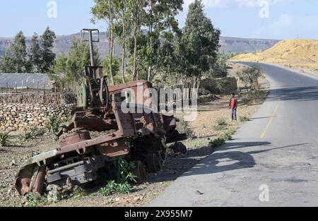 ETHIOPIE, Tigré, route vers Mekelle, Tigré guerre 2020-2022 entre les forces alliées au gouvernement fédéral éthiopien et l'Erythrée et le Front populaire de libération du Tigré TPLF, a détruit le camion de l'armée russe Ural - 4320 monté avec la mitrailleuse des troupes érythréennes Banque D'Images