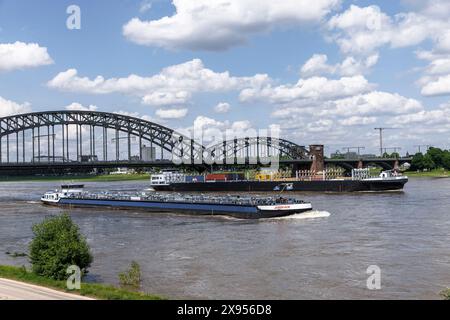 Le Suedbruecke, pont ferroviaire sur le Rhin, navires de charge, Cologne, Allemagne. Die Suedbruecke, Eisenbahnbruecke ueber den Rhein, Frachtschi Banque D'Images