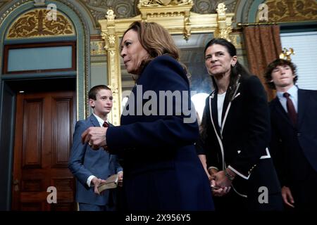 Washington, DC, États-Unis, le 28 mai 2024, le vice-président des États-Unis Kamala Harris part avec Courtney O'Donnell après l'avoir prêtée serment en tant que représentante permanente auprès de l'UNESCO avec rang d'ambassadrice dans le bureau cérémonial du vice-président dans le bâtiment du bureau exécutif d'Eisenhower sur le campus de la Maison Blanche à Washington, DC le 28 mai 2024. Crédit : Yuri Gripas / piscine via CNP / MediaPunch Banque D'Images