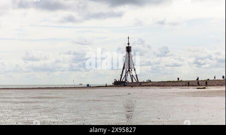 Photo panoramique du phare de Cuxhaven à marée basse et mauvais temps. Épais nuages sombres au-dessus de la baie Banque D'Images