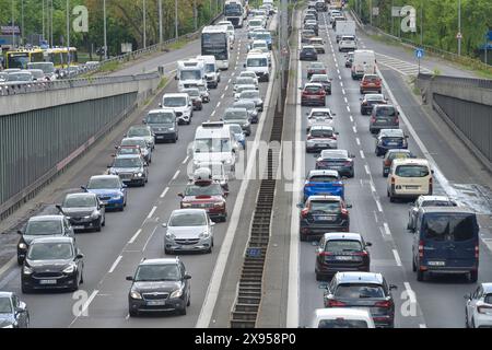 Embouteillage, circulation lente, autoroute urbaine A 111, Heckerdamm, Charlottenburg, Berlin, Allemagne, Stau, zähfliessender Verkehr, Stadtautobahn A 111 Banque D'Images