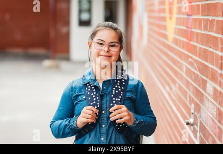 portrait d'une enfant fille dehors sur une aire de jeux d'école Banque D'Images