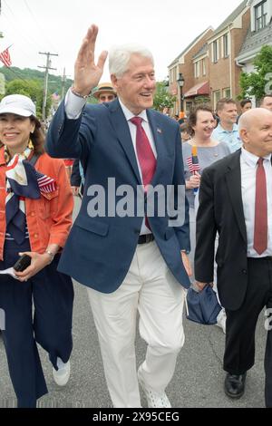 L'ancien président Bill Clinton défilant lors de la parade du Memorial Day de 2024 à Chappaqua, NY. Hillary était là aussi. Banque D'Images