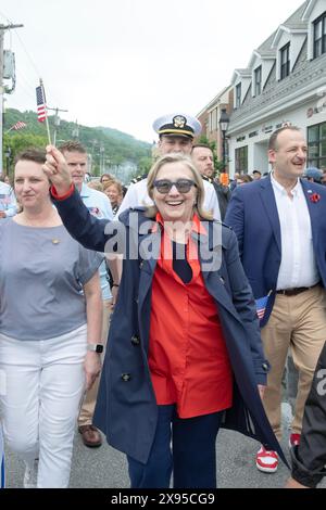 Hillary Clinton marchant et agitant un drapeau américain lors de la parade du Memorial Day 2024 à Chappaqua, NYC. Bill était là aussi. Banque D'Images