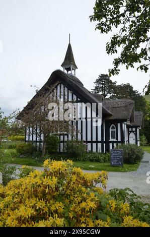 L'église All Saints au toit de chaume dans le village de Little Stretton, Shropshire Banque D'Images