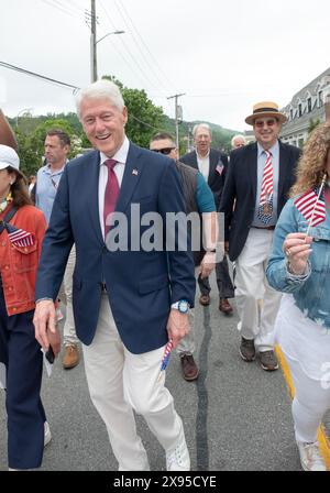 L'ancien président Bill Clinton défilant lors de la parade du Memorial Day de 2024 à Chappaqua, NY. Hillary était là aussi. Banque D'Images