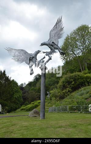 Une sculpture de deux buzzards par Walenty Pytel dans Rosebank Gardens, Great Malvern, pour commémorer le jubilé de diamant de la reine en 2012 Banque D'Images