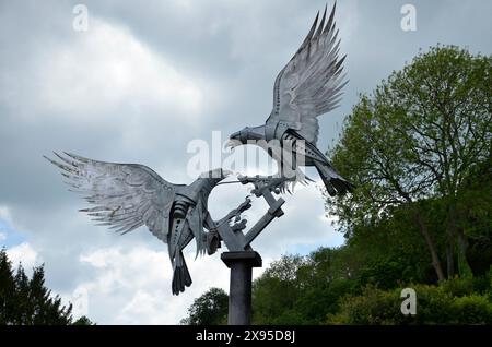 Une sculpture de deux buzzards par Walenty Pytel dans Rosebank Gardens, Great Malvern, pour commémorer le jubilé de diamant de la reine en 2012 Banque D'Images