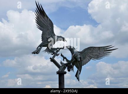 Une sculpture de deux buzzards par Walenty Pytel dans Rosebank Gardens, Great Malvern, pour commémorer le jubilé de diamant de la reine en 2012 Banque D'Images