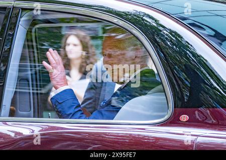 Royal Academy of Dramatic Art (RADA), Londres, Royaume-Uni. 29 mai 2024. Sa Majesté le roi Charles III, patron de la Royal Academy of Dramatic Art (RADA), et la reine Camilla visitent l’Académie pour célébrer le 120e anniversaire de l’école. Leurs Majestés ont rencontré des étudiants et des anciens élèves qui ont parlé de leur expérience à RADA, les productions actuelles de l’école, la conception des décors et le processus de construction. Crédit : Amanda Rose/Alamy Live News Banque D'Images