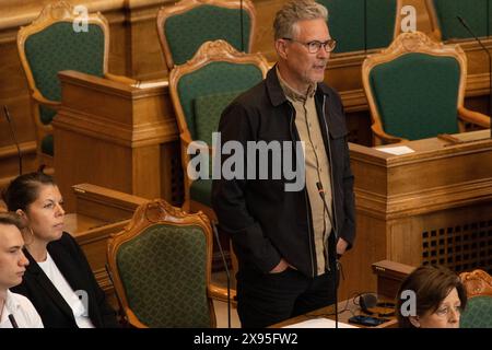 Au Folketinget, il y a un dernier débat avant la pause estivale. Torsten Gejl de l'Alternative lors du débat final le mercredi 29 mai 2024. Il sera centré sur des questions adressées au premier ministre sur des questions de politique intérieure et étrangère. Le débat devrait se poursuivre jusqu'à minuit environ. Copenhagen Folketingssalen, Christiansborg Danemark Copyright : xKristianxTuxenxLadegaardxBergx 2E6A1762 Banque D'Images