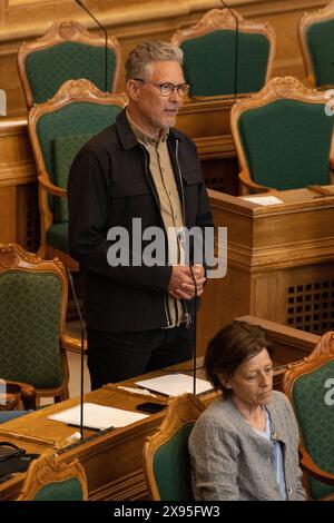 Au Folketinget, il y a un dernier débat avant la pause estivale. Torsten Gejl de l'Alternative lors du débat final le mercredi 29 mai 2024. Il sera centré sur des questions adressées au premier ministre sur des questions de politique intérieure et étrangère. Le débat devrait se poursuivre jusqu'à minuit environ. Copenhagen Folketingssalen, Christiansborg Danemark Copyright : xKristianxTuxenxLadegaardxBergx 2E6A1784 Banque D'Images