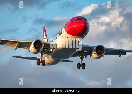 Larnaca, Chypre - 24 mai 2024 : Airbus A320-214 d'Edelweiss Air Banque D'Images