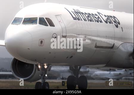 Larnaca, Chypre - 24 mai 2024 : gros plan de l'Airbus A321-211(P2F) de Lufthansa Cargo à l'aéroport de Larnaca Banque D'Images