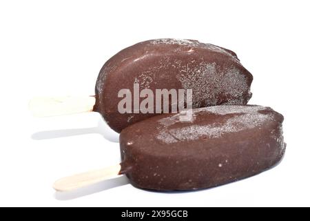 Gros plan de deux glaces enrobées de chocolat. Crème glacée recouverte de givre. Banque D'Images