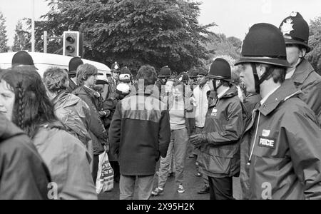 Manifestation anti-armes nucléaires. Upper Heyford Air base, Oxfordshire, Royaume-Uni 30 mai - 3 juin 1983. Manifestation d'action directe contre les bombardiers nucléaires F1-11 de l'USAF. Plus de 5 000 manifestants ont pris part à des quarts de travail pendant quatre jours. Vague après vague de manifestants se sont assis à l'extérieur de la base pour former un blocus humain malgré le fait que 752 personnes ont été arrêtées par la police - un nombre record de détenus pour une manifestation pour la paix lors d'un événement. Banque D'Images