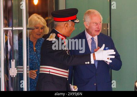 Londres, Royaume-Uni 29 mai 2024 sa Majesté le Roi, patron de la Royal Academy of Dramatic Art (RADA) et sa Majesté la Reine, visiteront l'Académie pour célébrer le 120e anniversaire de l'école, rencontreront le personnel, les étudiants et les anciens élèves. Le Roi et la Reine rencontreront des élèves pour en apprendre davantage sur l'une des productions actuelles de l'école, en regardant un extrait d'une pièce jouée par des élèves de troisième année d'acteur au théâtre Gielgud. Leurs Majestés visiteront ensuite le Scenic Art Studio, où ils rencontreront des étudiants en arts théâtraux techniques et découvriront le processus de conception et de construction des décors. Banque D'Images