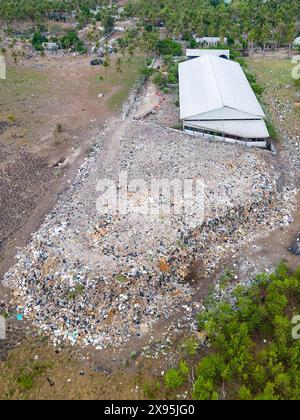 Vue par drone d'une énorme décharge sale en plein air sur l'Indonesias Gili Trawangan dans les îles Gili Banque D'Images